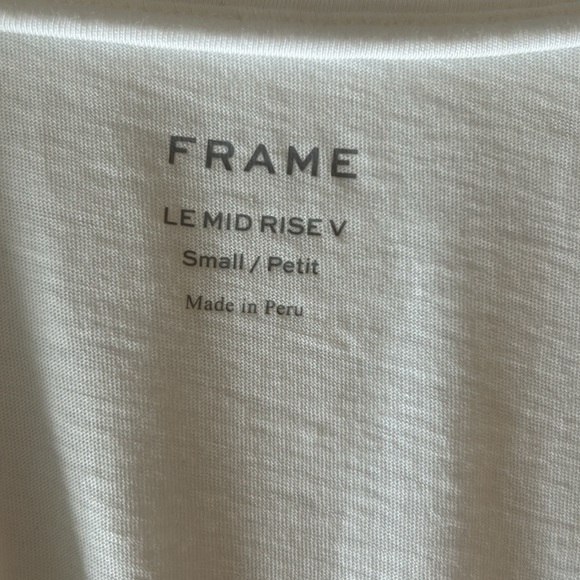 Le Mid Rise V-Neck Tee In White - Picture 6 of 7